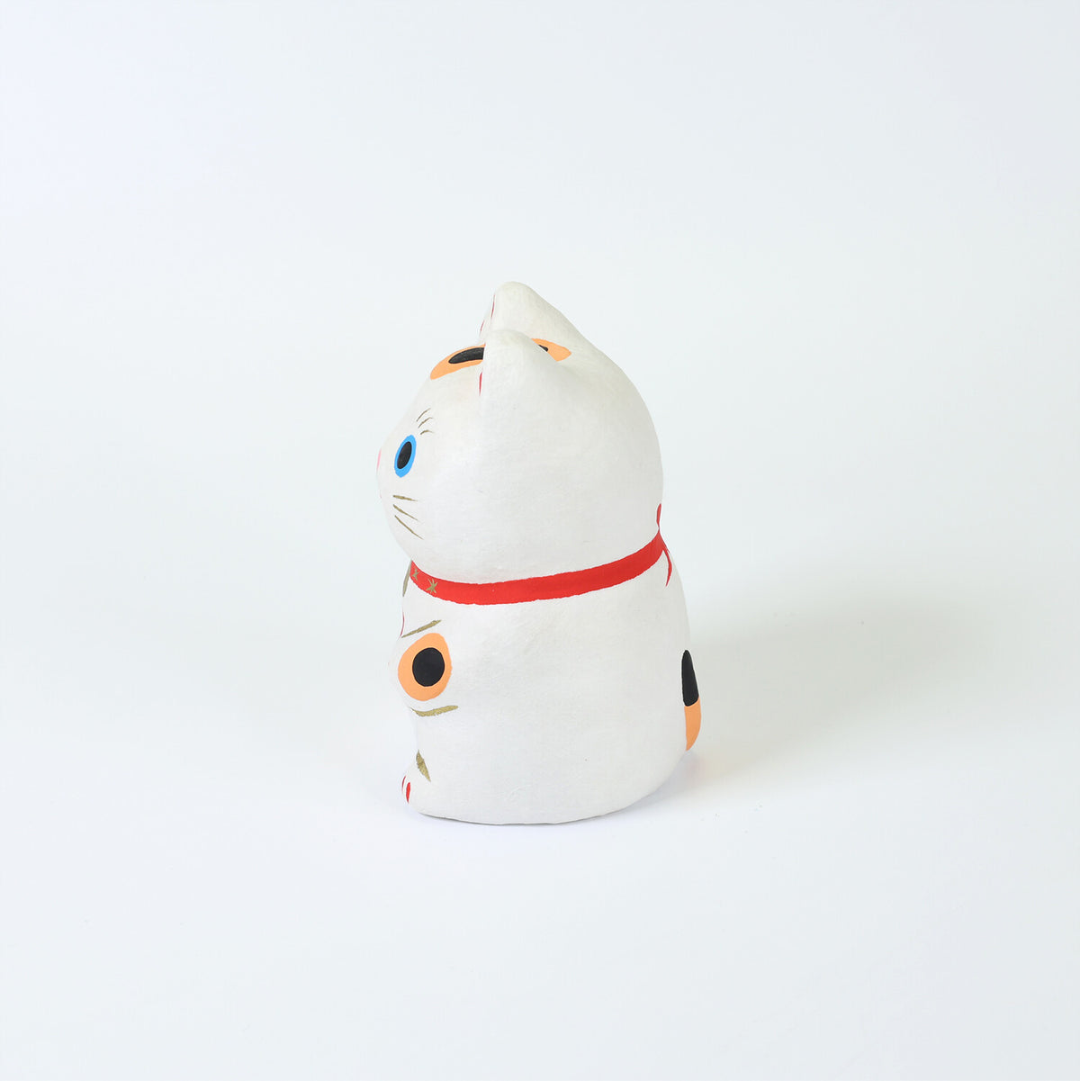 Maneki-neko de papel maché con daruma