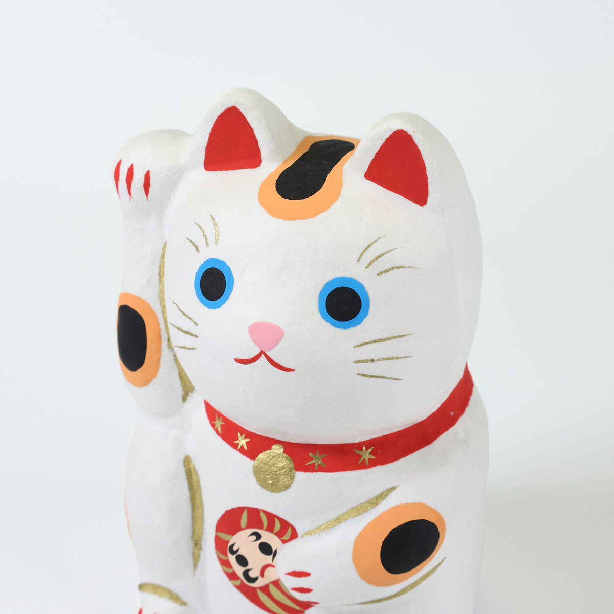 Maneki-neko de papel maché con daruma