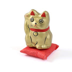 Pequeño Maneki-neko japonés de papel maché con cojín