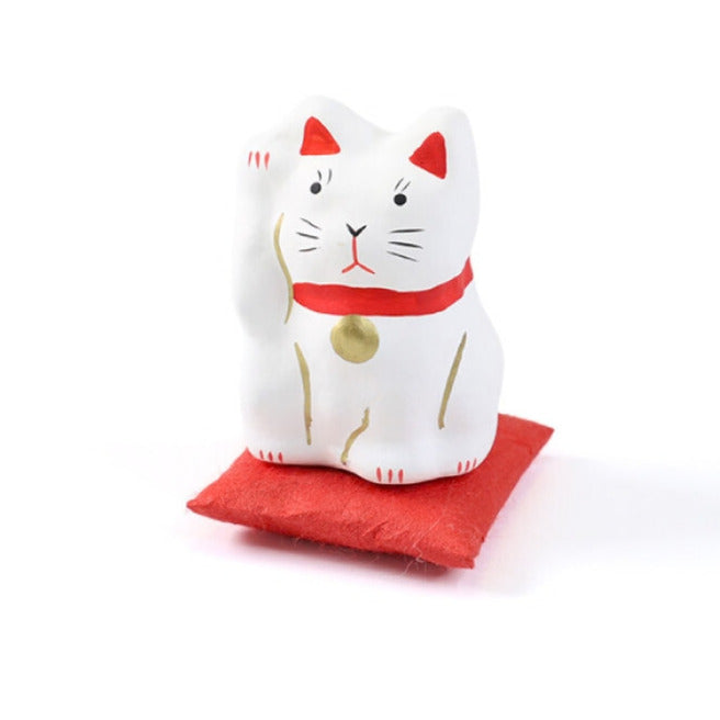 Pequeño Maneki-neko japonés de papel maché con cojín